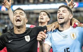 Fede Valverde, junto a Luis Suárez en la despedida del delantero de la selección uruguaya.