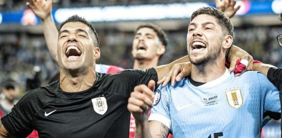 Fede Valverde, junto a Luis Suárez en la despedida del delantero de la selección uruguaya.