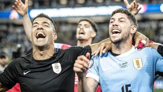 Fede Valverde, junto a Luis Suárez en la despedida del delantero de la selección uruguaya.