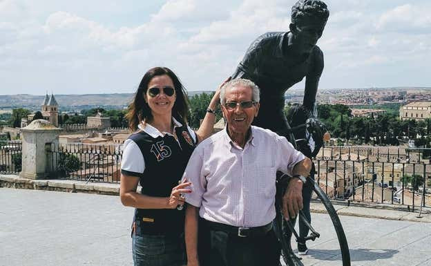 María Victoria, la hija adoptada, y Bahamontes posan delante de la estatua que tiene el corredor en Toledo. Instagram/Laposadadelcanal