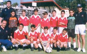Iniesta, con el brazalete, en Brunete con el Alevín A de Víctor Mnauel y Andrés Hernández.