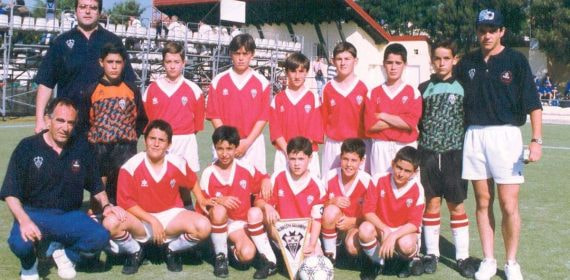 Iniesta, con el brazalete, en Brunete con el Alevín A de Víctor Mnauel y Andrés Hernández.