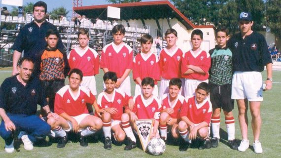 Iniesta, con el brazalete, en Brunete con el Alevín A de Víctor Mnauel y Andrés Hernández.