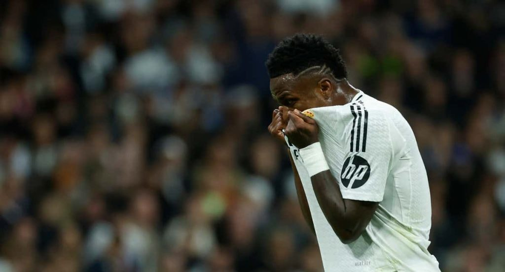 Vinicius se lamenta durante un partido con el Real Madrid.