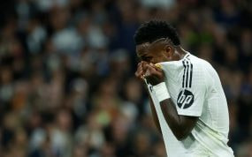 Vinicius se lamenta durante un partido con el Real Madrid.