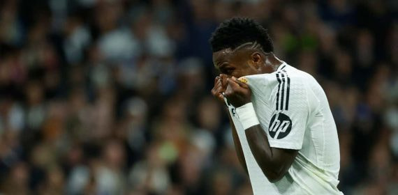 Vinicius se lamenta durante un partido con el Real Madrid.