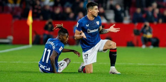 Yuri Berchiche en un partido con el Athletic Club.