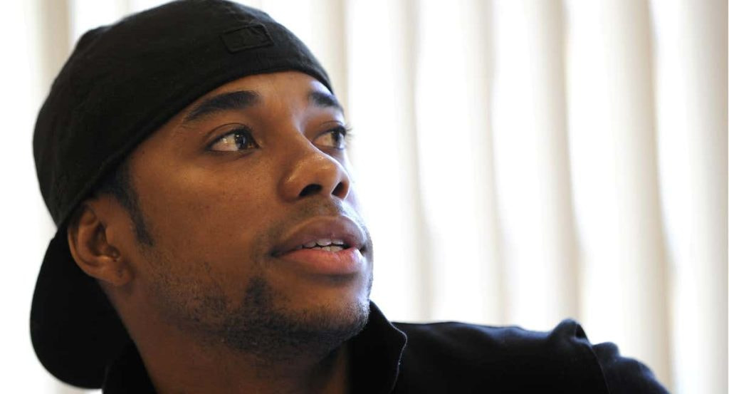 Robinho posando.