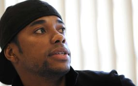 Robinho posando.