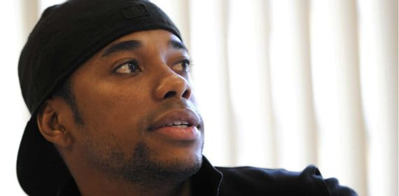 Robinho posando.
