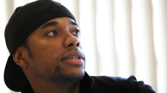 Robinho posando.