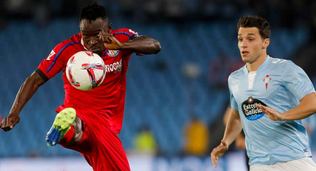 Djené durante una acción contra el Celta.