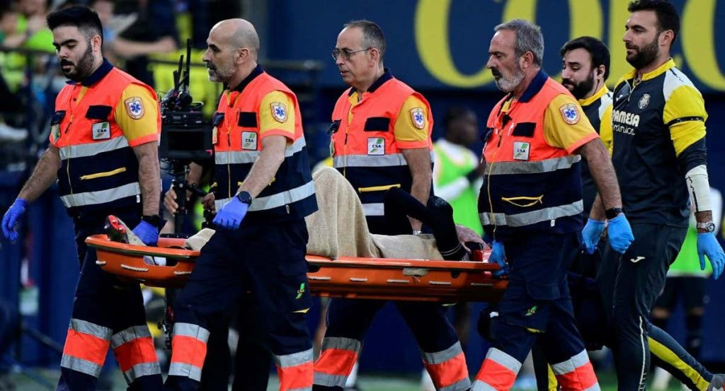 Los servicios médicos retiran en camilla a un jugador lesionado en el campo del Villarreal