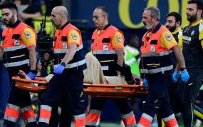 Los servicios médicos retiran en camilla a un jugador lesionado en el campo del Villarreal