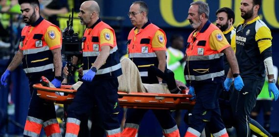 Los servicios médicos retiran en camilla a un jugador lesionado en el campo del Villarreal