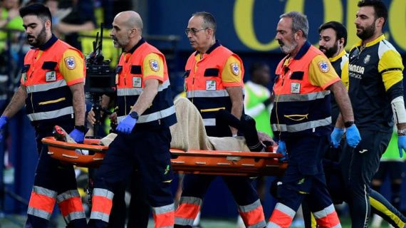Los servicios médicos retiran en camilla a un jugador lesionado en el campo del Villarreal