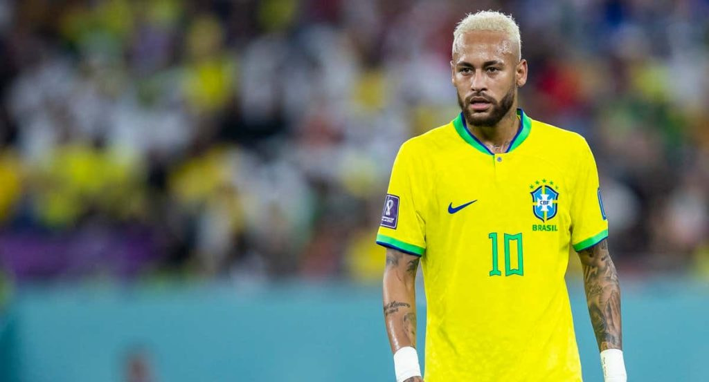 Neymar acumula 25 partidos sin jugar con Brasil tras su lesión de ligamento cruzado.