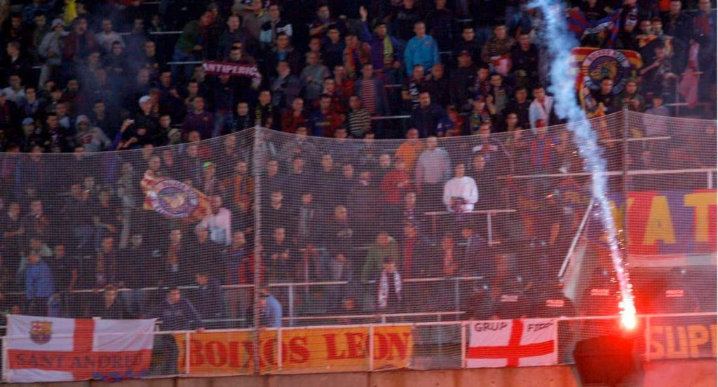 Una de las bengalas que los Boixos Nois lanzaron en Montjuïc.