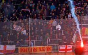 Una de las bengalas que los Boixos Nois lanzaron en Montjuïc.