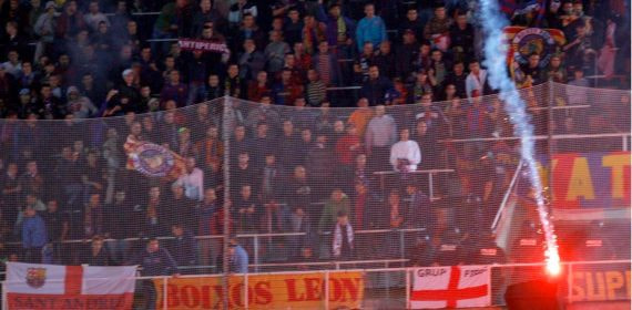 Una de las bengalas que los Boixos Nois lanzaron en Montjuïc.
