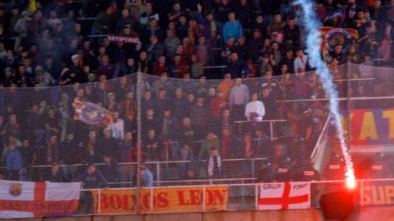Una de las bengalas que los Boixos Nois lanzaron en Montjuïc.