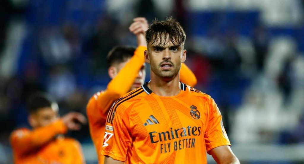 Raúl Asencio, en un partido con el Real Madrid.