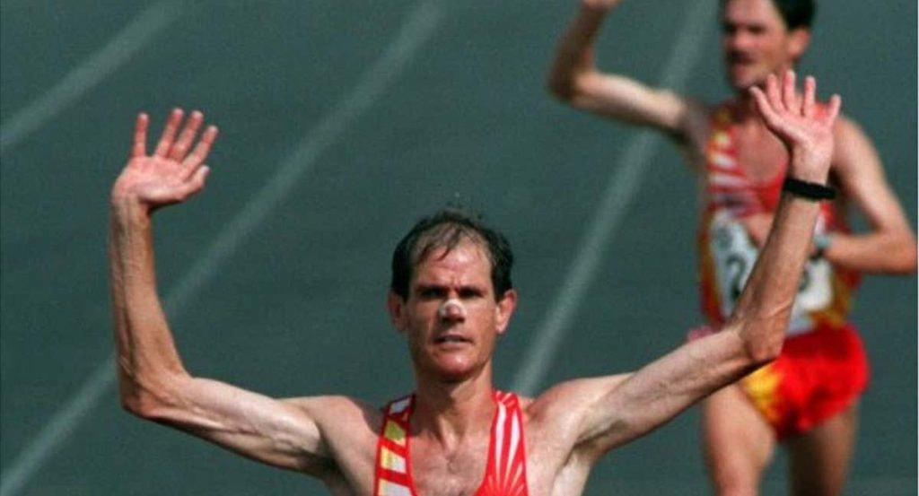 Abel Antón entra victorioso en meta, con Martín Fiz segundo.