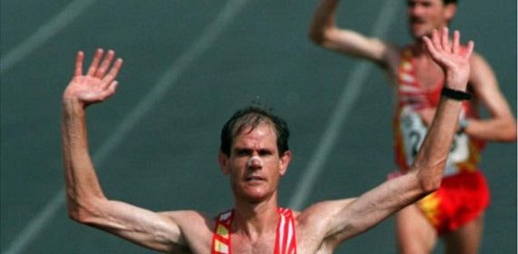 Abel Antón entra victorioso en meta, con Martín Fiz segundo.