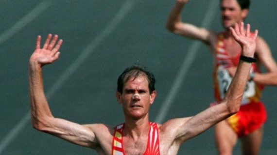Abel Antón entra victorioso en meta, con Martín Fiz segundo.