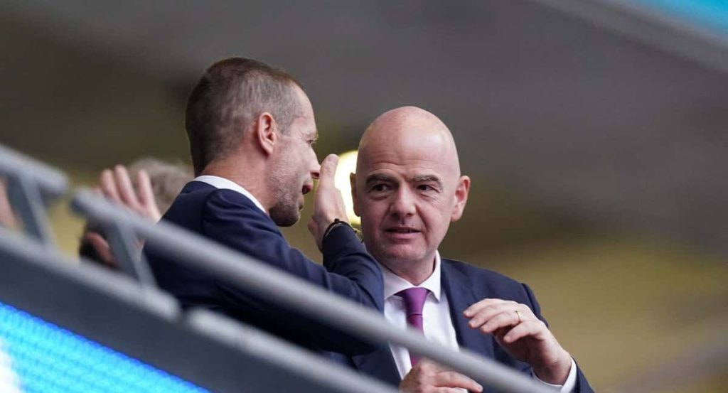 Los presidentes de UEFA y FIFA, Aleksander Ceferin y Gianni Infantino, en una foto de archivo de 2020 en Wembley.
