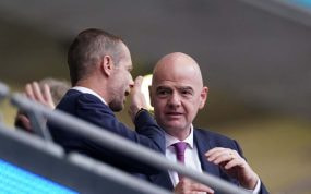 Los presidentes de UEFA y FIFA, Aleksander Ceferin y Gianni Infantino, en una foto de archivo de 2020 en Wembley.