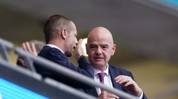 Los presidentes de UEFA y FIFA, Aleksander Ceferin y Gianni Infantino, en una foto de archivo de 2020 en Wembley.