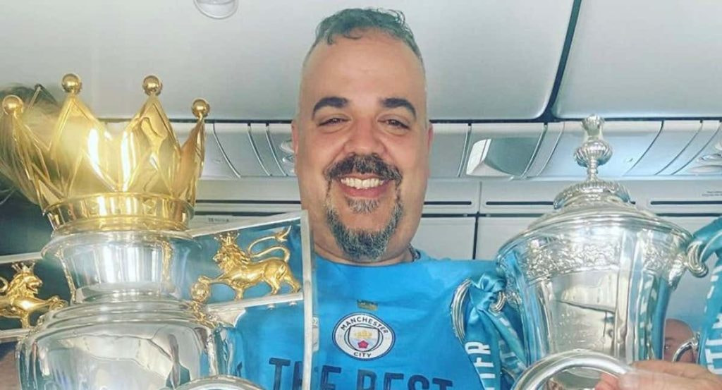 Jorge posa con el triplete conseguido por el Manchester City en 2023