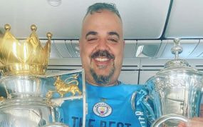 Jorge posa con el triplete conseguido por el Manchester City en 2023