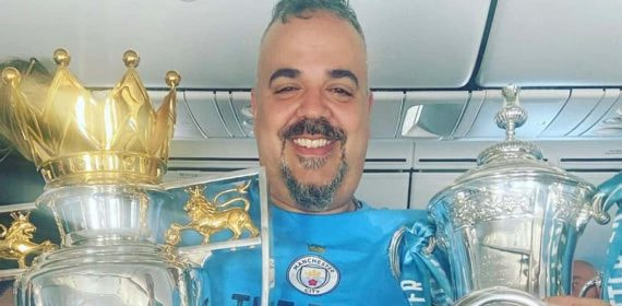 Jorge posa con el triplete conseguido por el Manchester City en 2023