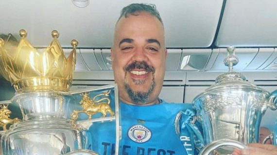 Jorge posa con el triplete conseguido por el Manchester City en 2023