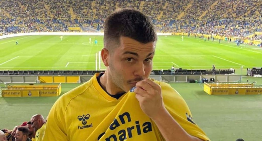 David Suárez besa el escudo de la UD Las Palmas