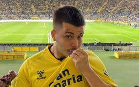 David Suárez besa el escudo de la UD Las Palmas