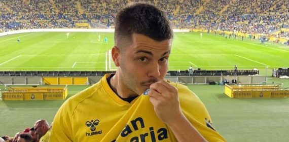 David Suárez besa el escudo de la UD Las Palmas