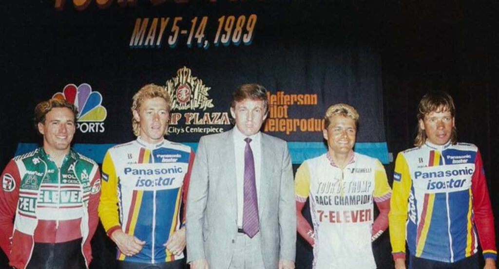 Donald Trump, en el centro, junto a los participantes más ilustres del primer Tour de Trump.