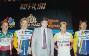 Donald Trump, en el centro, junto a los participantes más ilustres del primer Tour de Trump.