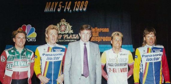 Donald Trump, en el centro, junto a los participantes más ilustres del primer Tour de Trump.