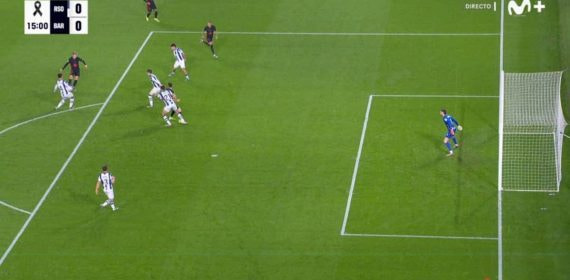El momento en el que Frenkie de Jong le da el pase a Lewandowski.