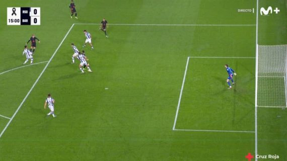 El momento en el que Frenkie de Jong le da el pase a Lewandowski.