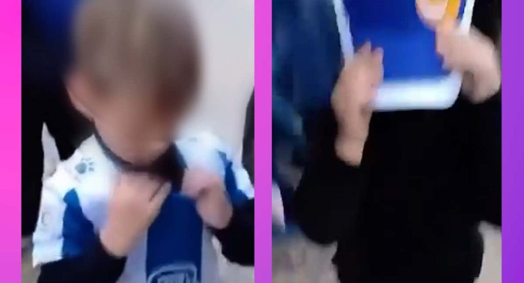 El menor de cinco años que no tuvo que entrar con la camiseta en el estadio.