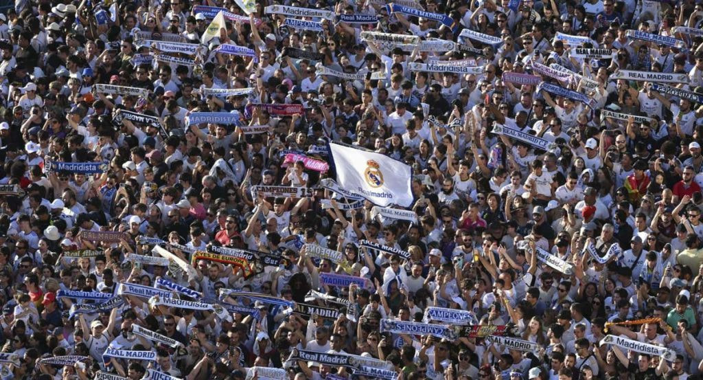Aficionados del Real Madrid celebran el título de Liga.