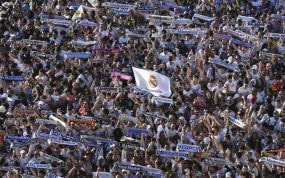 Aficionados del Real Madrid celebran el título de Liga.