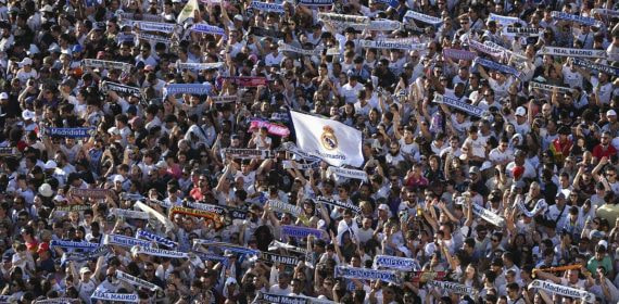 Aficionados del Real Madrid celebran el título de Liga.