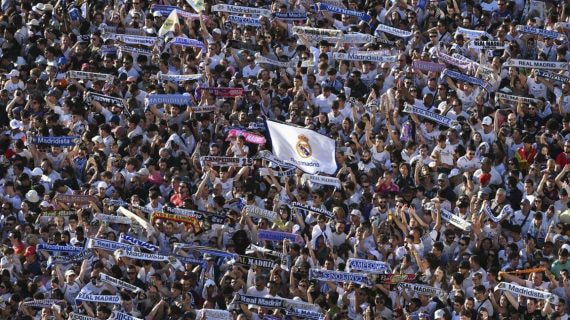 Aficionados del Real Madrid celebran el título de Liga.