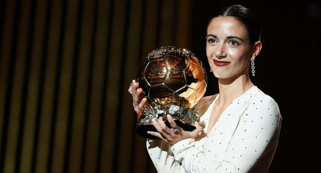 Aitana Bonmatí, jugadora del Barça, posa con su segundo Balón de Oro en la gala celebrada en París.